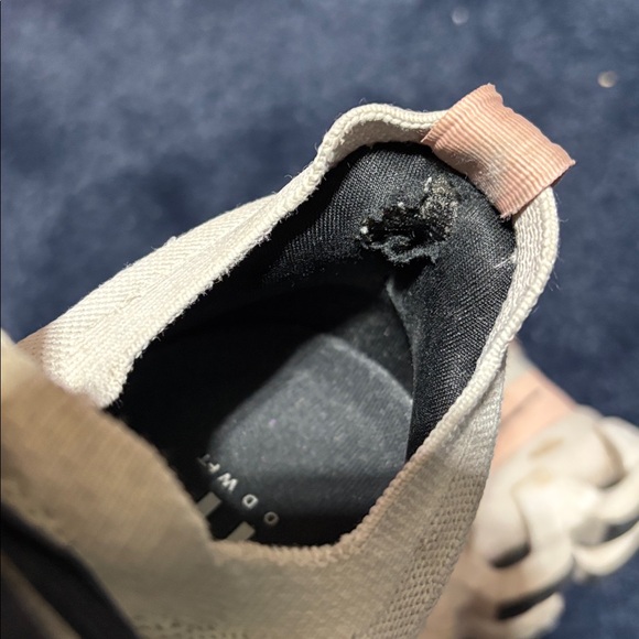 On Running Beige Knit Cloud Sneakers with Black Laces - Picture 8 of 8